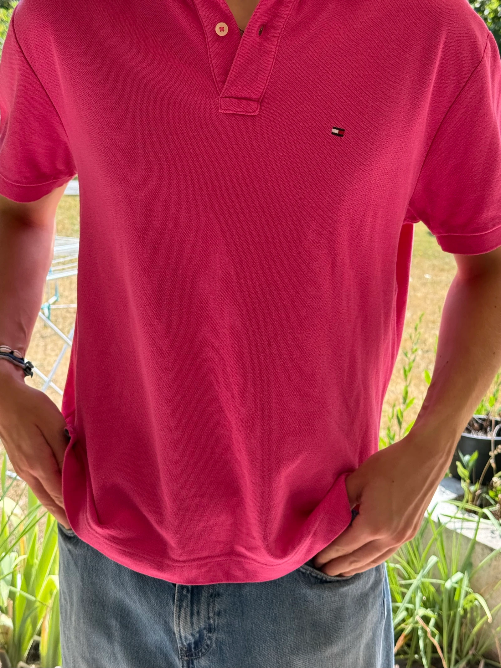 Tommy Hilfiger, polo para hombre talla L, excelente estado #tommy #tommyhilfiger Hola, estaba tomando las medidas :))) Hombros 49 Axilas 56 cm Longitud 69 cm Mangas 21 cm – photo 4